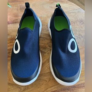 OOFOS, OOMG sport low shoe, navy. Gently worn around 4 times